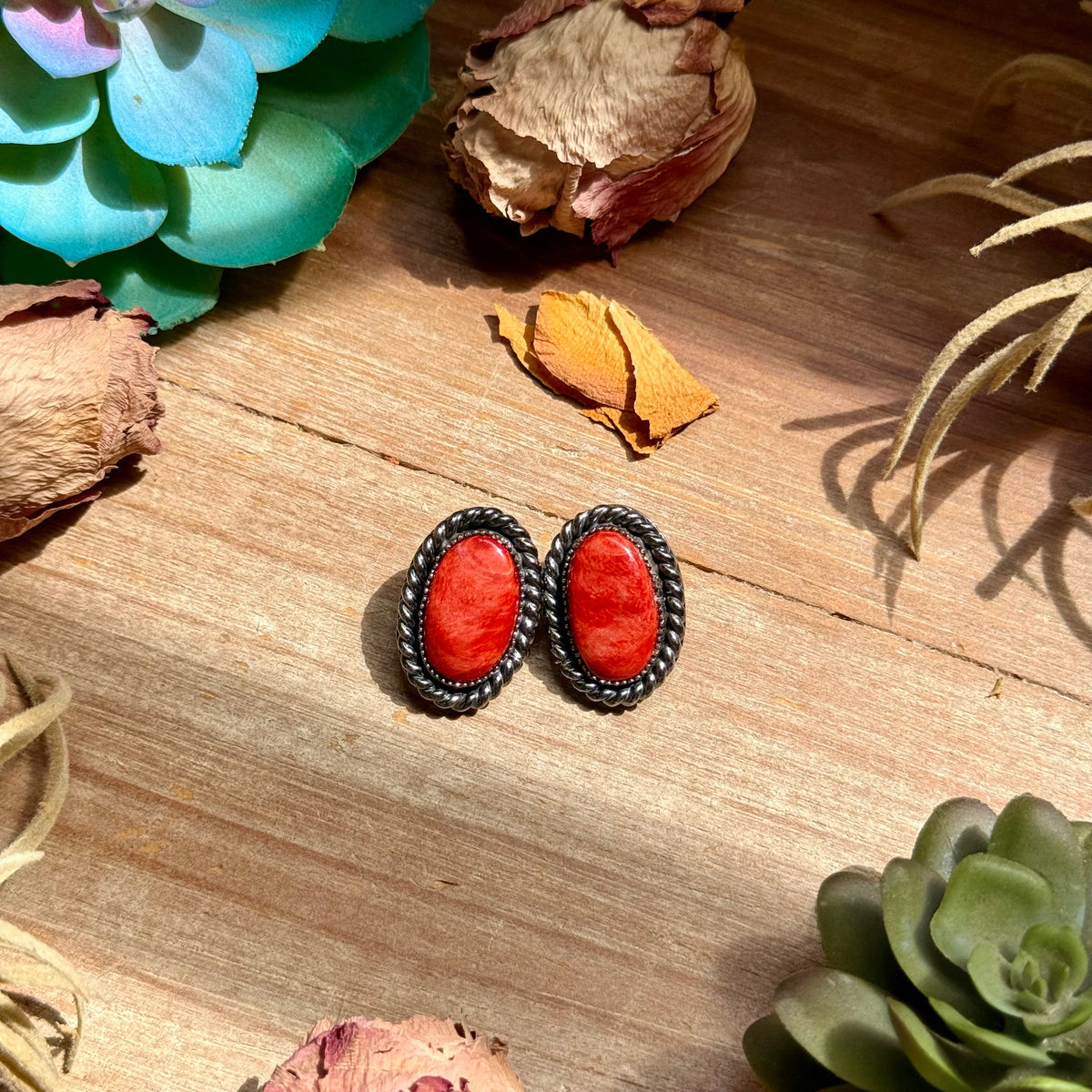 MJ Red Spiny Oyster Rope-Border Stud Earrings