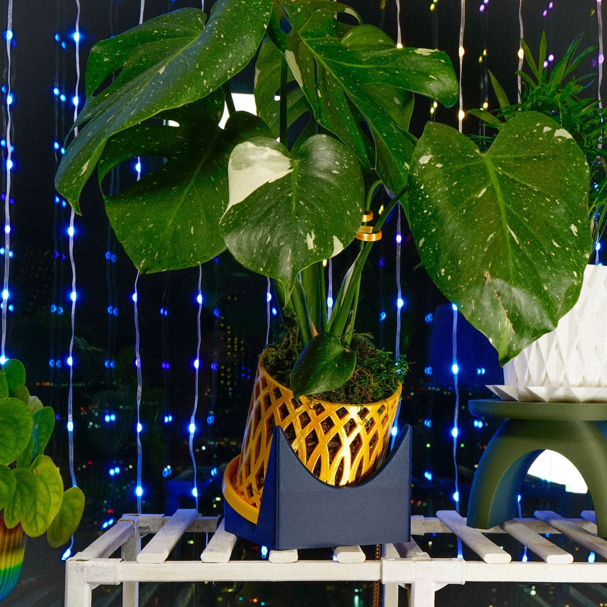 Rosebud HomeGoods Leaf Leaner Plant Riser