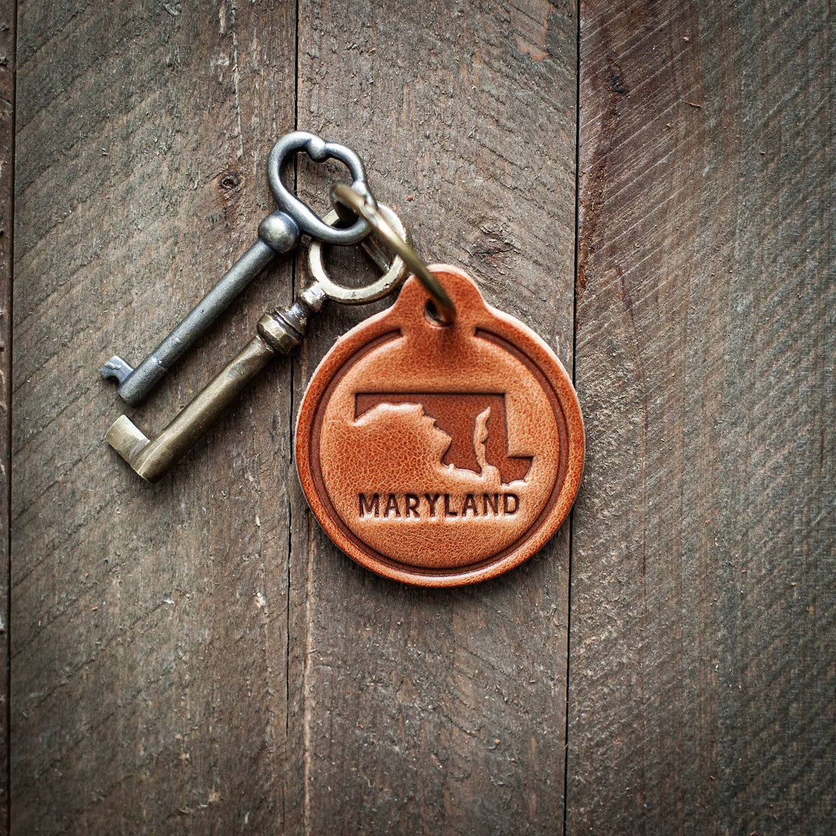 Maryland State Silhouette Leather Keychain Circle