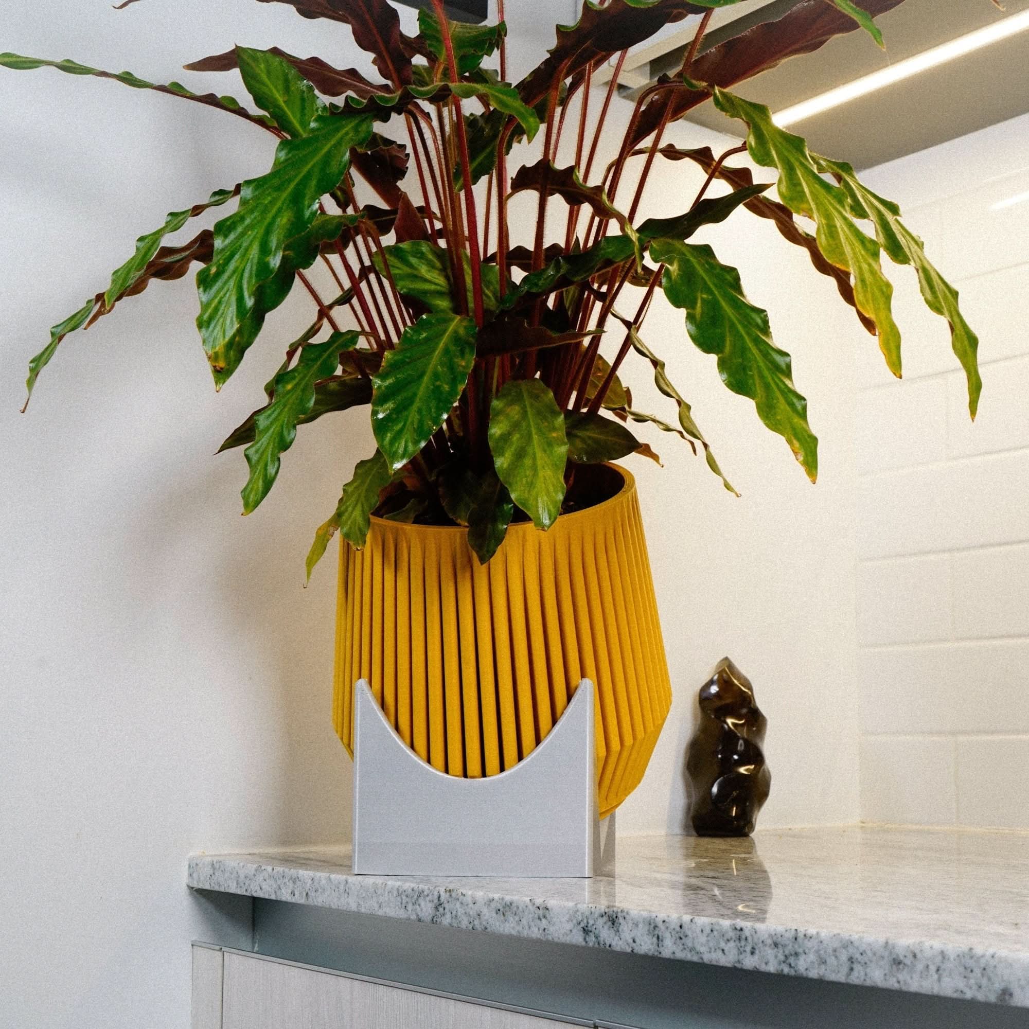 Rosebud HomeGoods Leaf Leaner Plant Riser