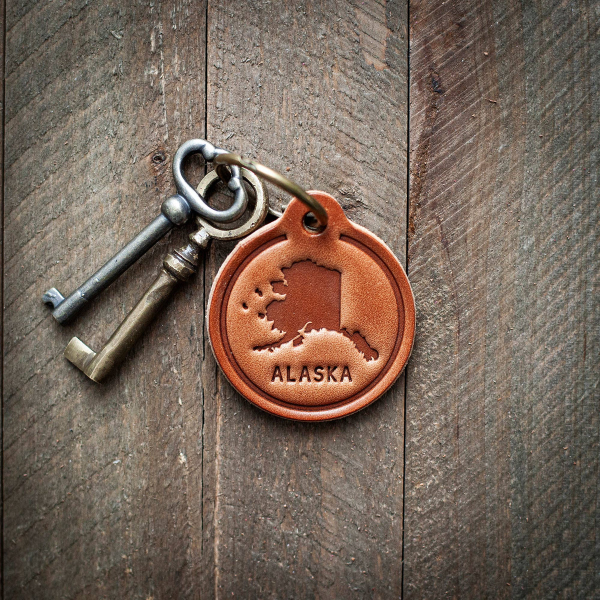 Alaska State Silhouette Leather Keychain Circle