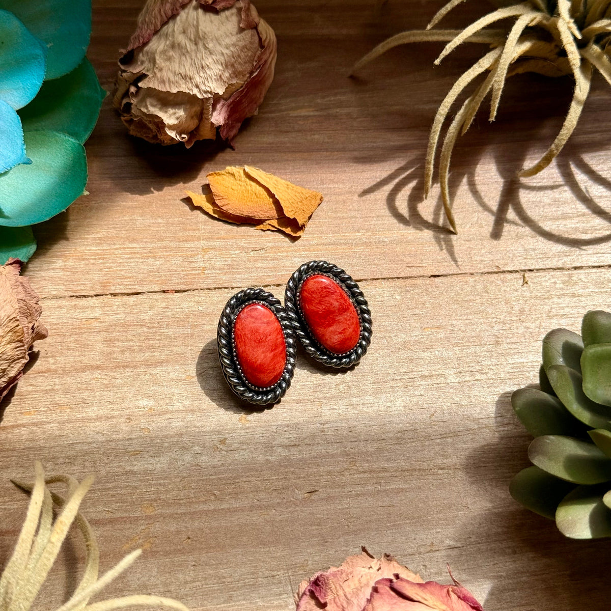 MJ Red Spiny Oyster Rope-Border Stud Earrings