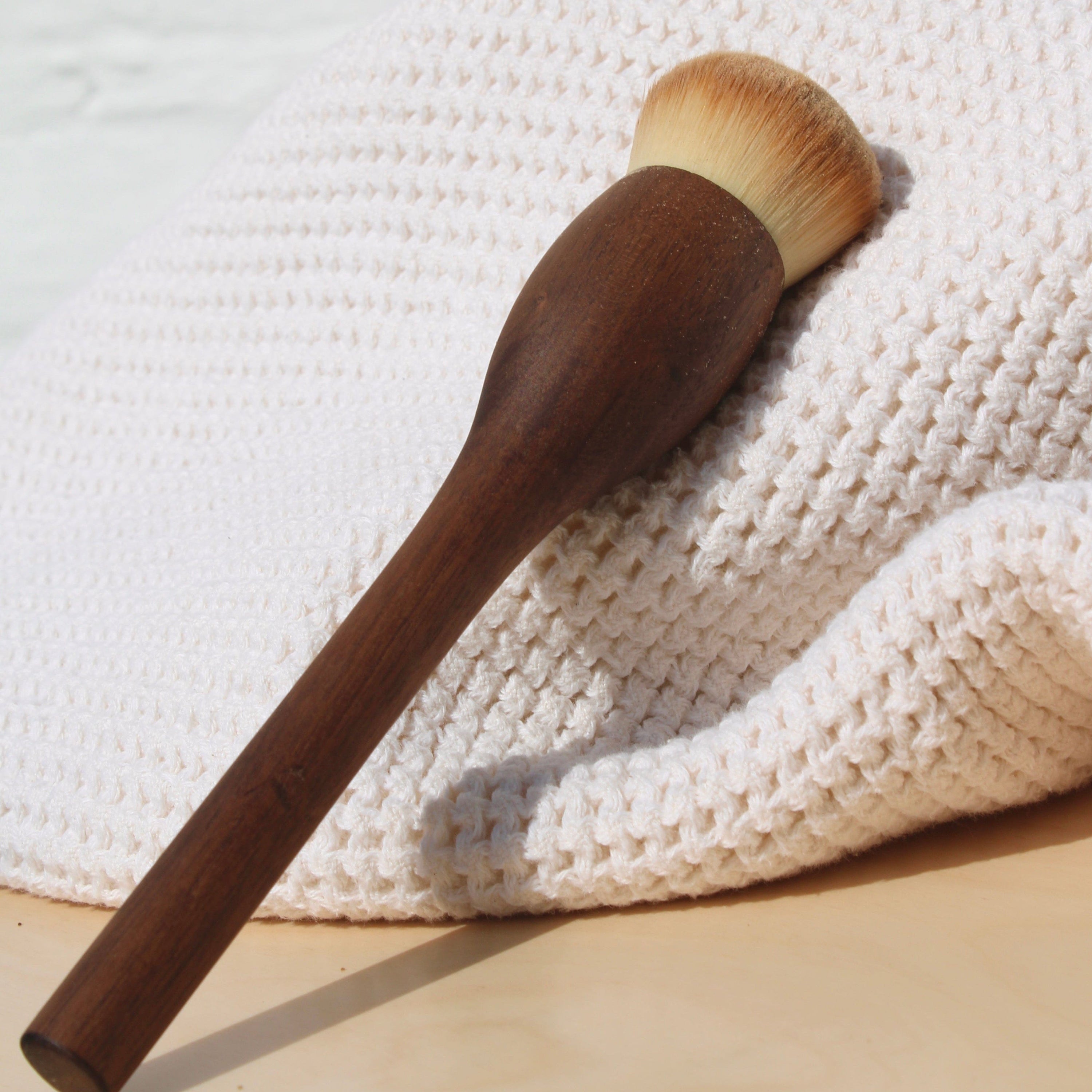 &amp; Tread Well Dry Shampoo Brush