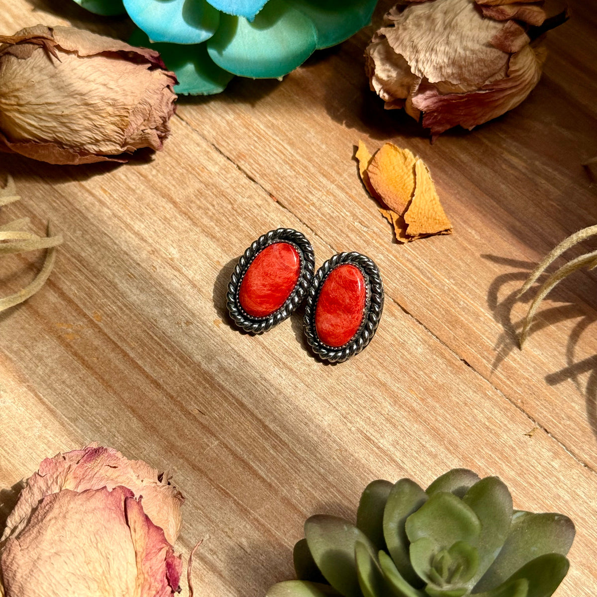 MJ Red Spiny Oyster Rope-Border Stud Earrings