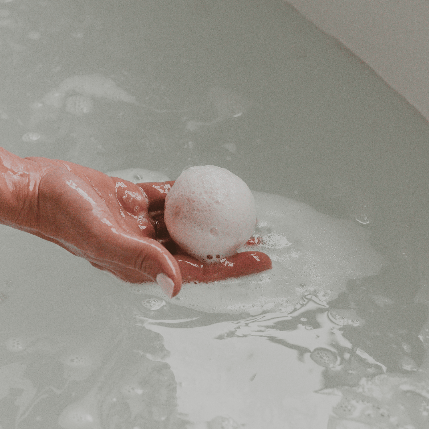 White Tea and Jasmine 4.6 oz Bath Bomb