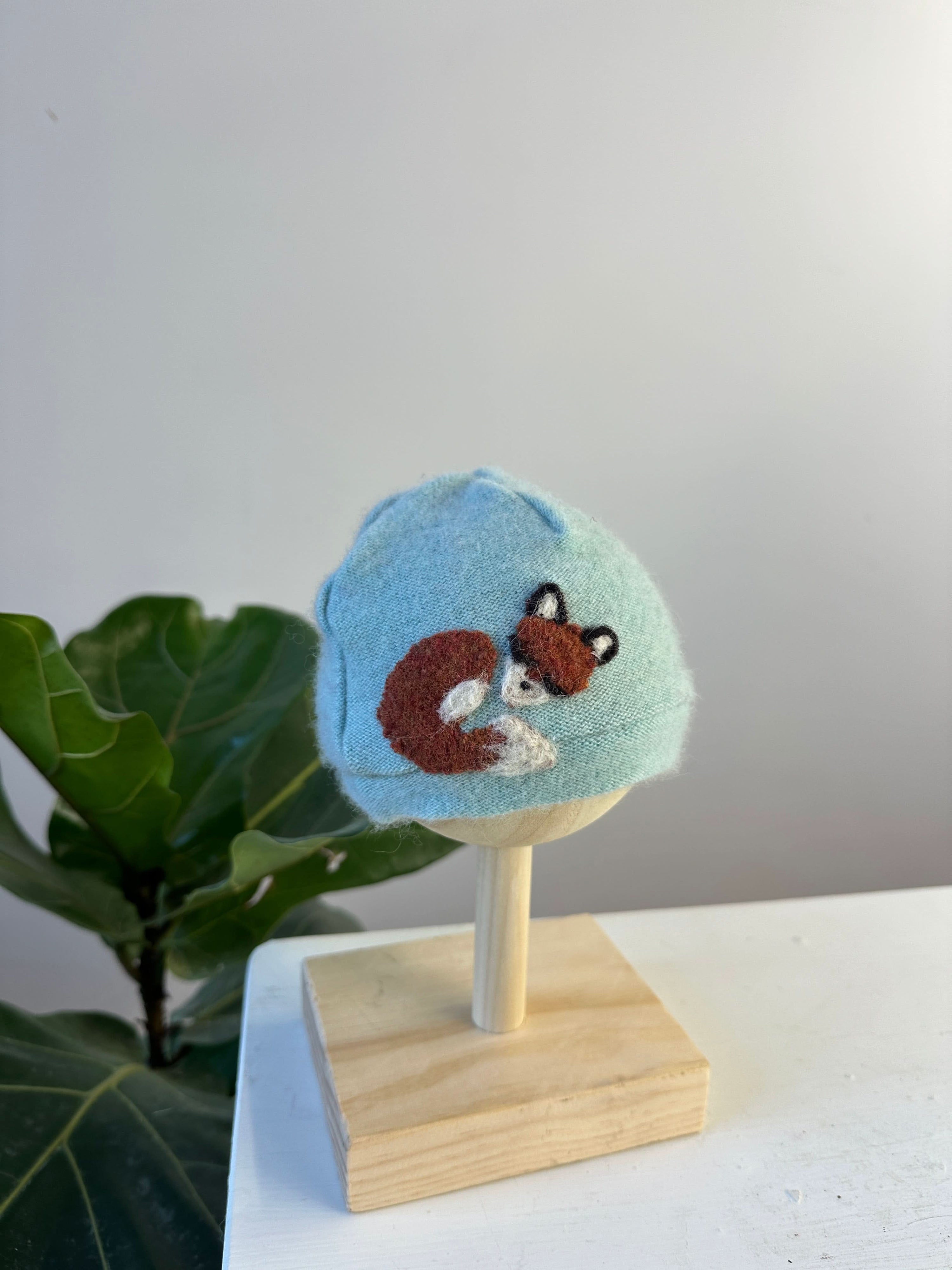 Ash &amp; Rose hat Sleeping Fox Cashmere Hat - Newborn