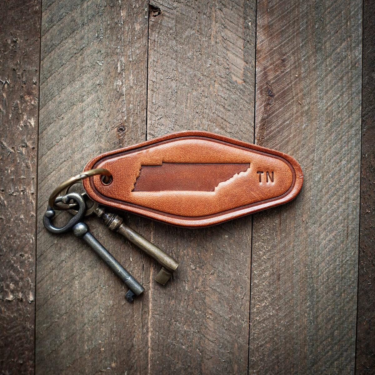 Tennessee State Silhouette Leather Keychain Motel Style