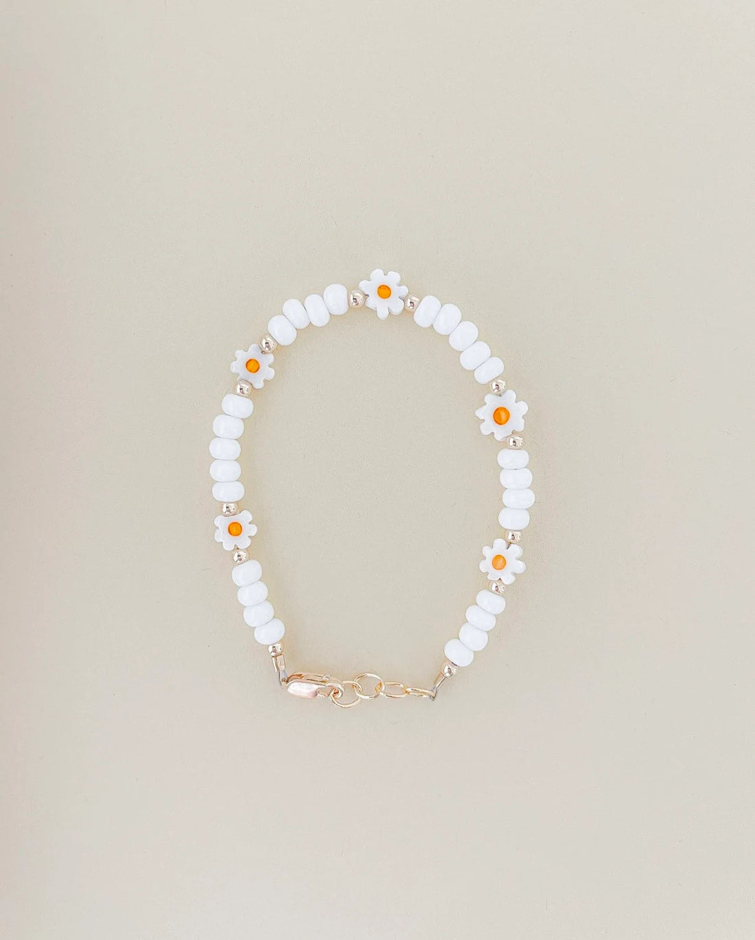 White daisy beaded bracelet