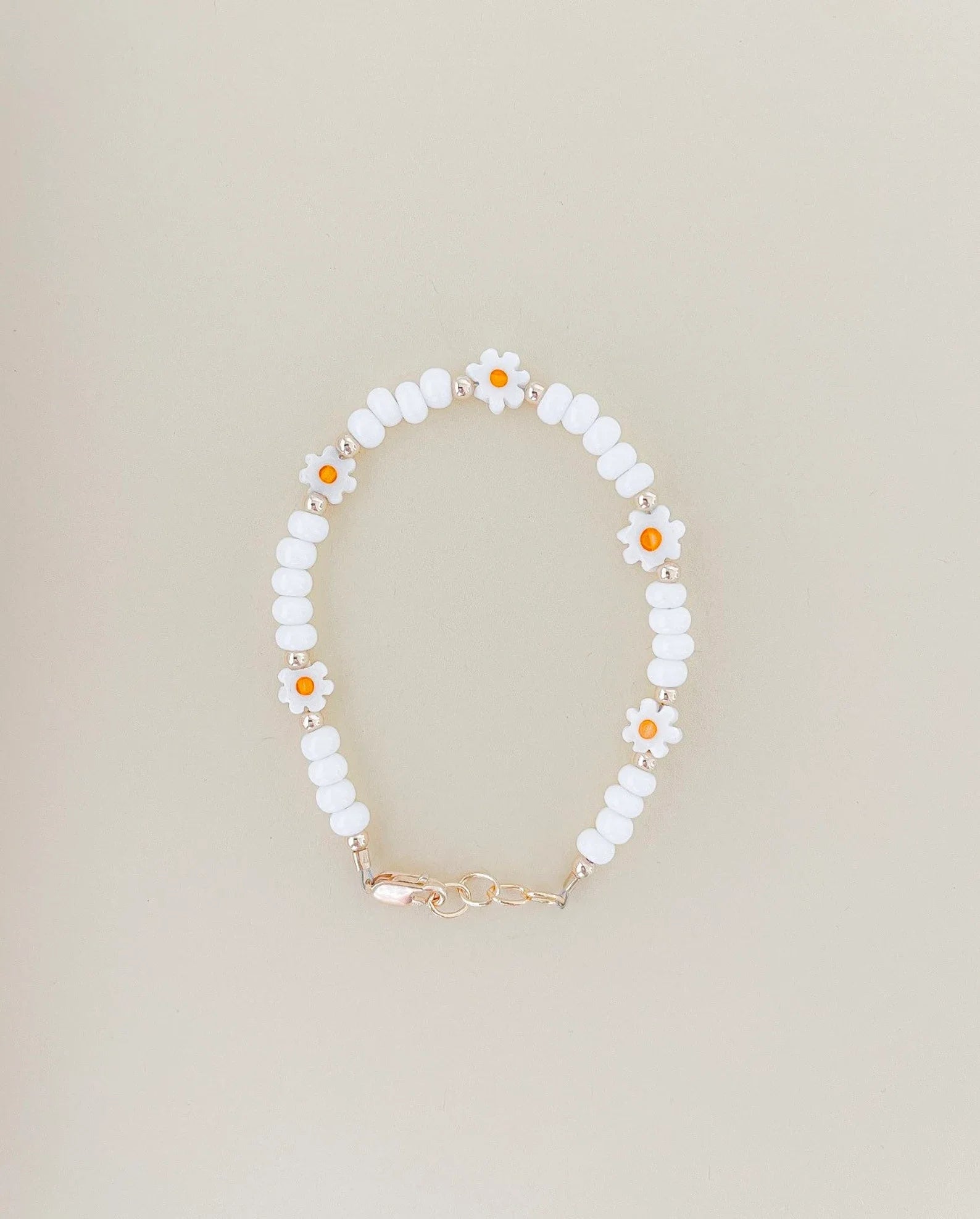 White daisy beaded bracelet