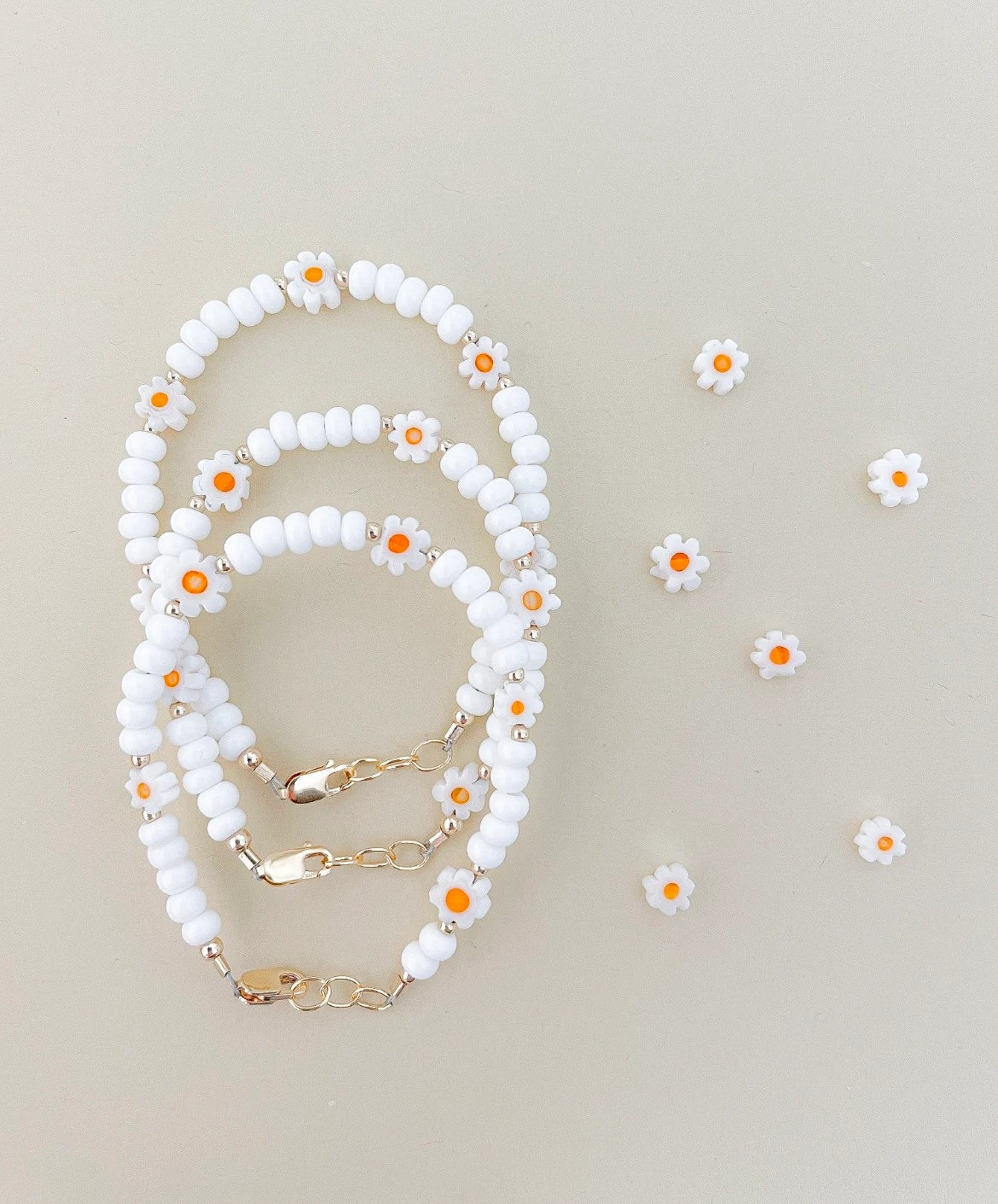 White daisy beaded bracelet