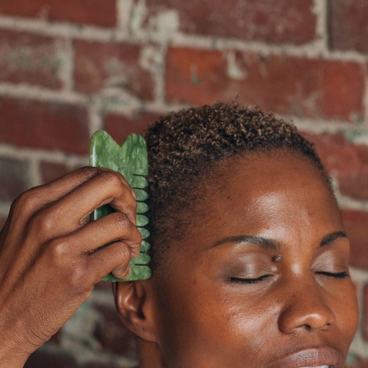 ONYX + PETAL Basil Gua Sha Comb