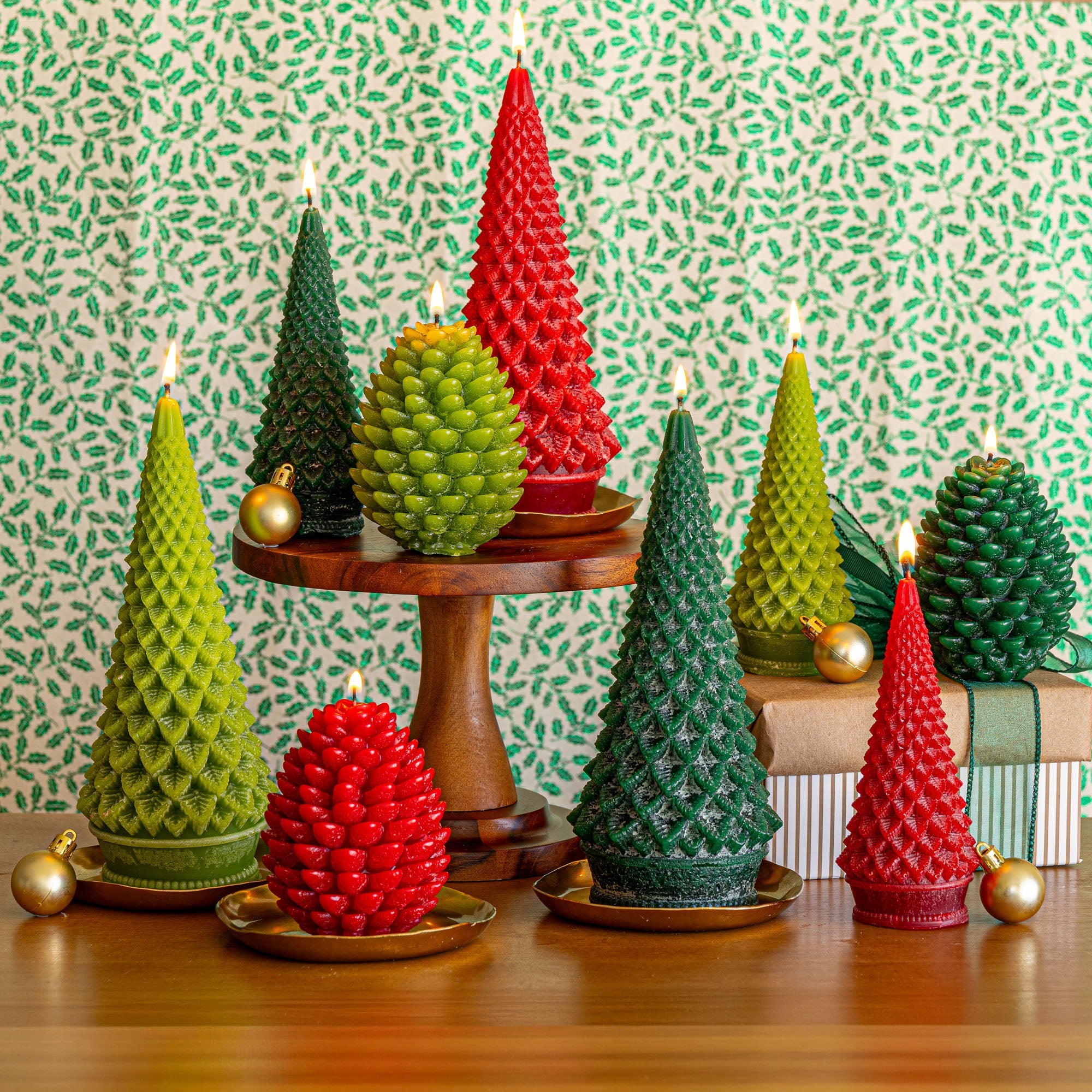 Signature Sculpted Pinecone Candle - Spicy Apple